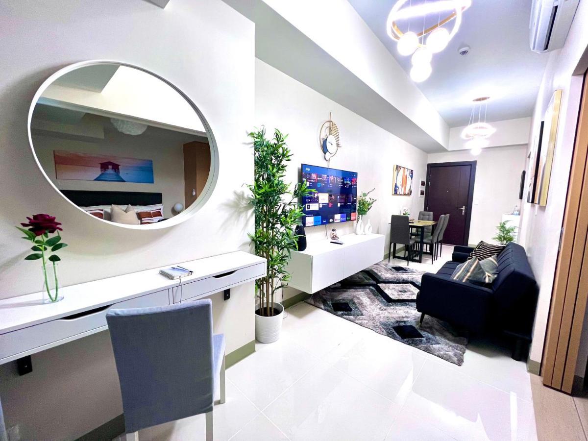 New & Modern Cozy 1br W/ Balcony@bgc, Wifi 300mbps Apartment Manila