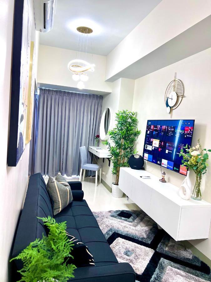 New & Modern Cozy 1br W/ Balcony@bgc, Wifi 300mbps Apartment