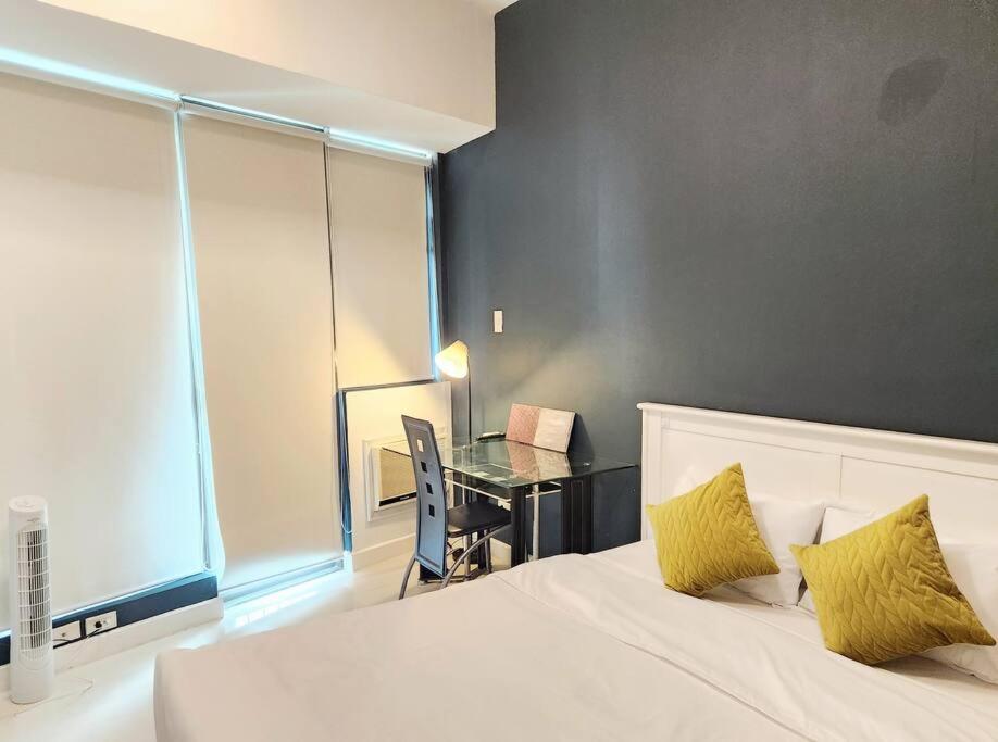 Apartment And Cozy Near Greenbelt Makati With Balcony *