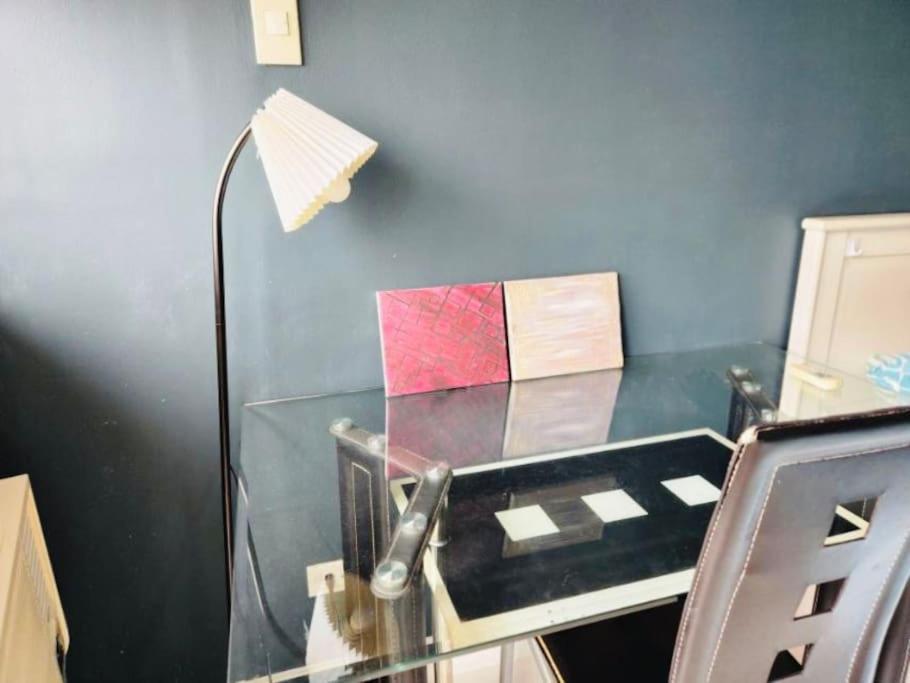 Apartment And Cozy Near Greenbelt Makati With Balcony