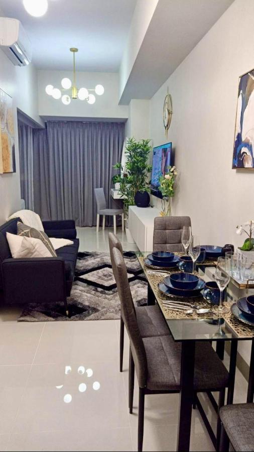 New & Modern Cozy 1br W/ Balcony@bgc, Wifi 300mbps Apartment *