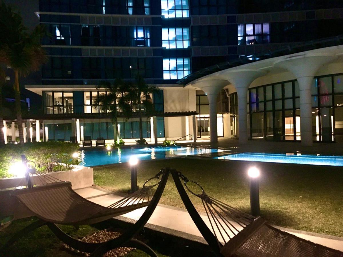 Apartment New & Modern Cozy 1br W/ Balcony@bgc, Wifi 300mbps Manila