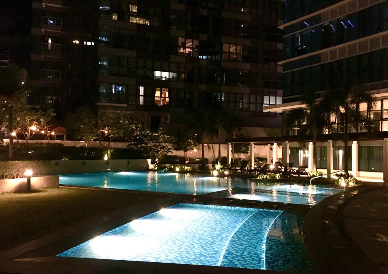 New & Modern Cozy 1br W/ Balcony@bgc, Wifi 300mbps Apartment Manila