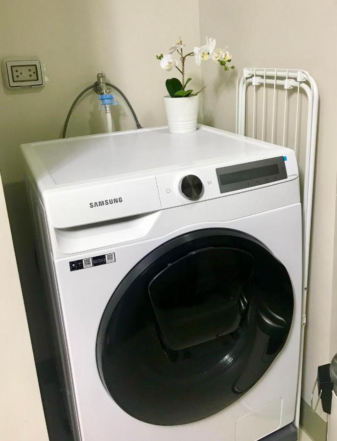New & Modern Cozy 1br W/ Balcony@bgc, Wifi 300mbps
