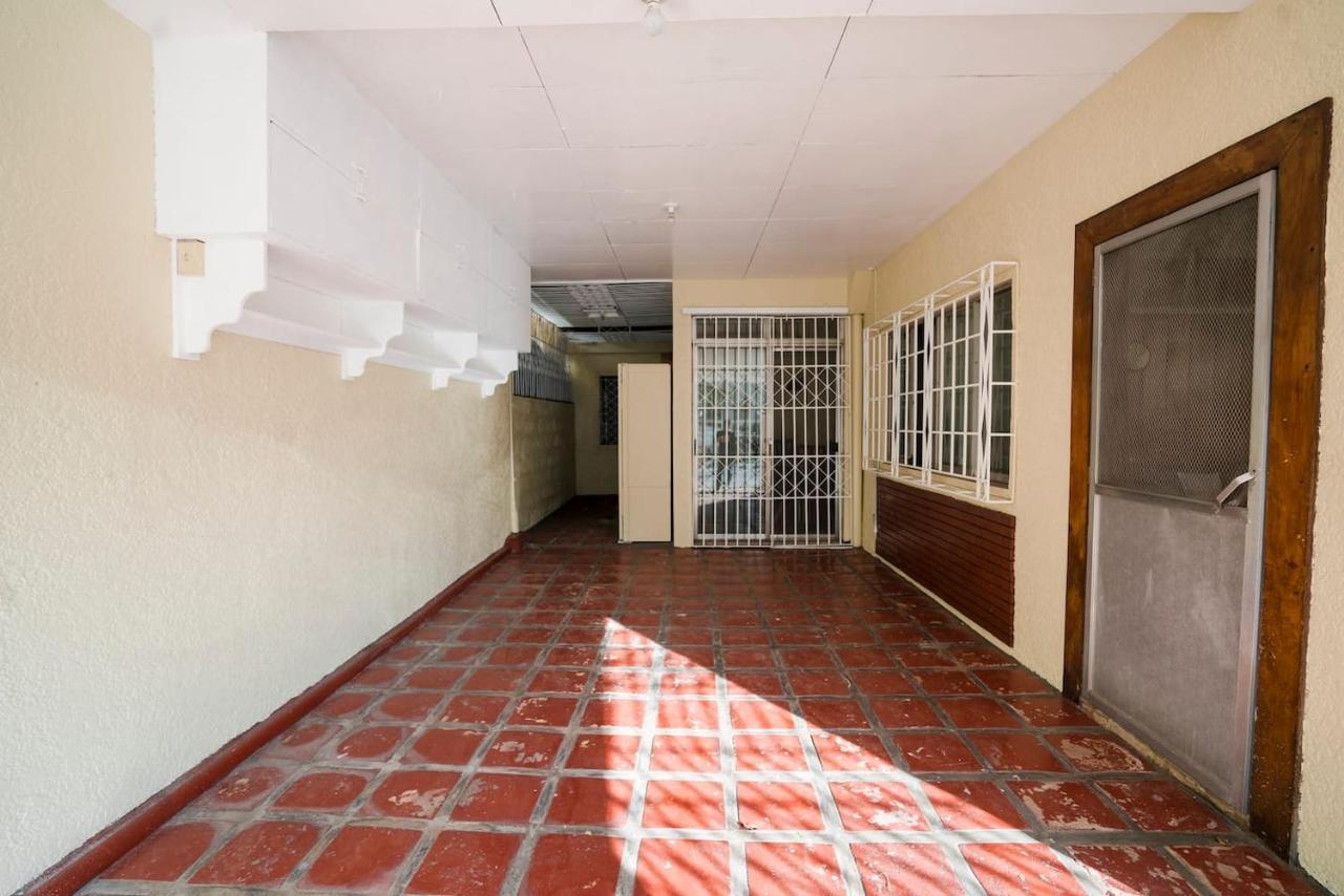 Apartment House A - Bahay Bakasyunan In New Intramuros Village, Old Balara Q.c