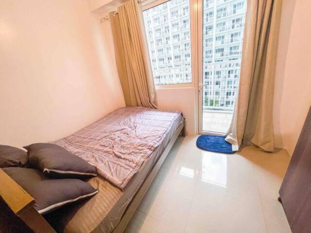 Shore Residences Facing Moa Manila