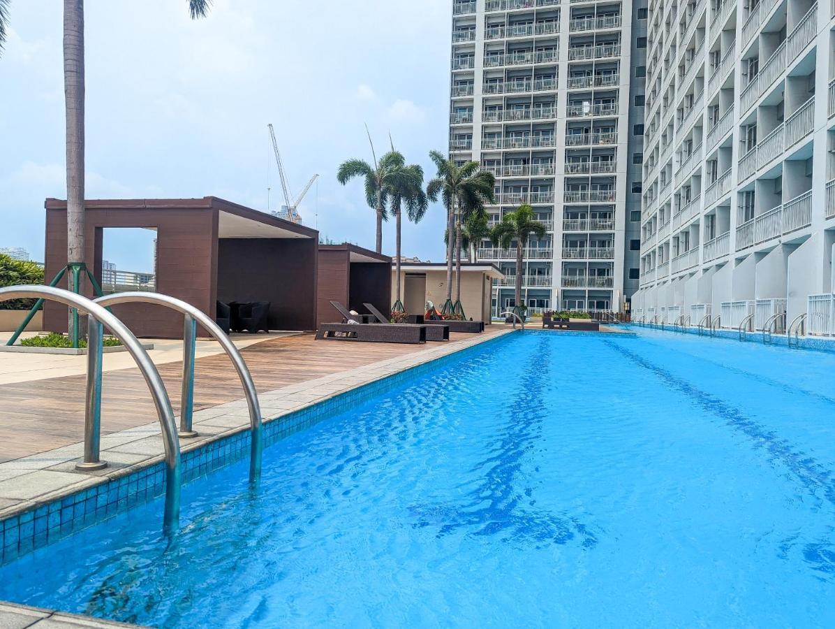 By The Bay Roxas Blvd Yacht Club Us Embassy Manila