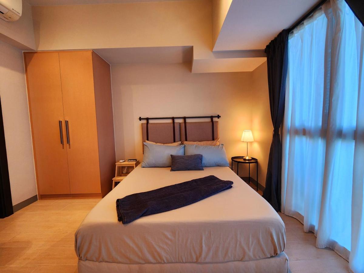 Spacious Unit At Uptown Parksuites Across Uptown Mall And Mitsukoshi Mall Free Parking With Washer Apartment Manila