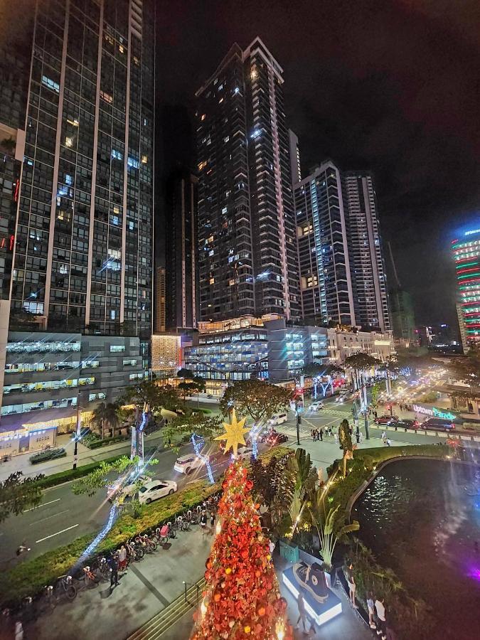 Spacious Unit At Uptown Parksuites Across Uptown Mall And Mitsukoshi Mall Free Parking With Washer *