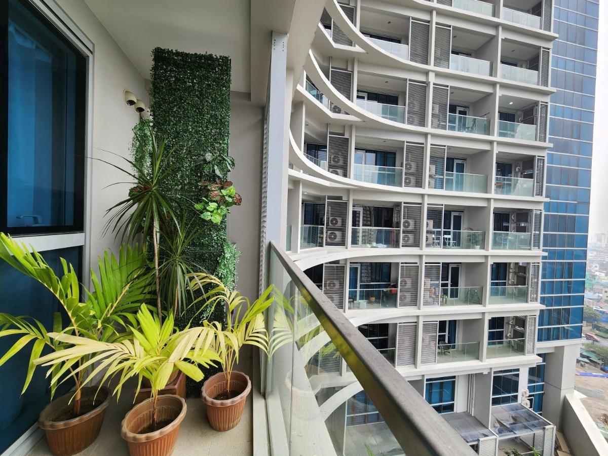 Apartment Spacious Unit At Uptown Parksuites Across Uptown Mall And Mitsukoshi Mall Free Parking With Washer *
