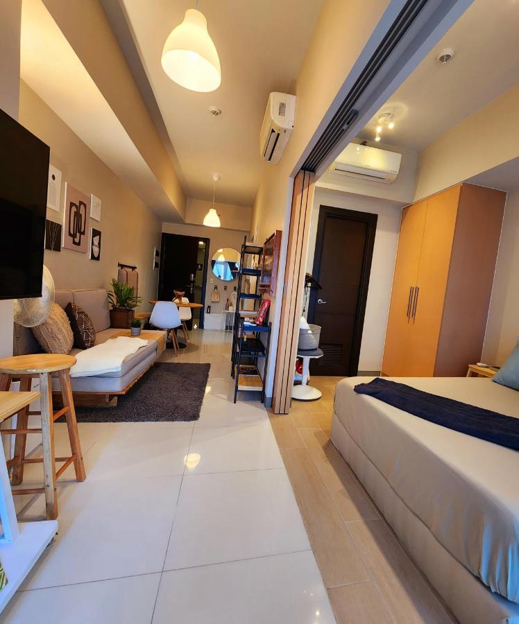 Apartment Spacious Unit At Uptown Parksuites Across Uptown Mall And Mitsukoshi Mall Free Parking With Washer Manila