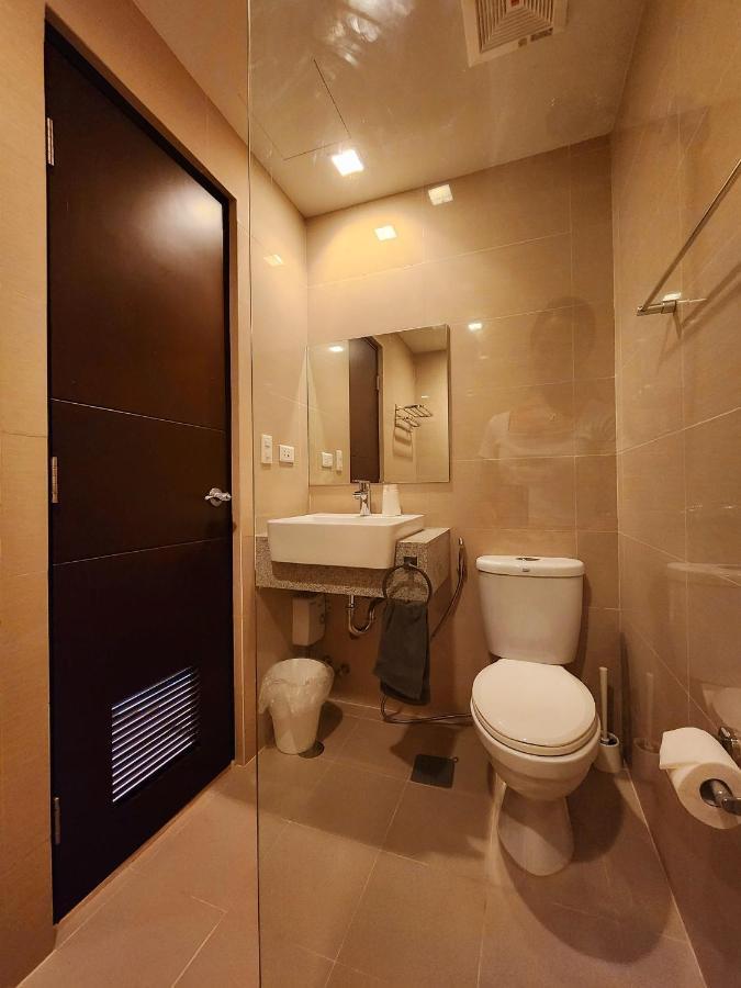 Apartment Spacious Unit At Uptown Parksuites Across Uptown Mall And Mitsukoshi Mall Free Parking With Washer Manila