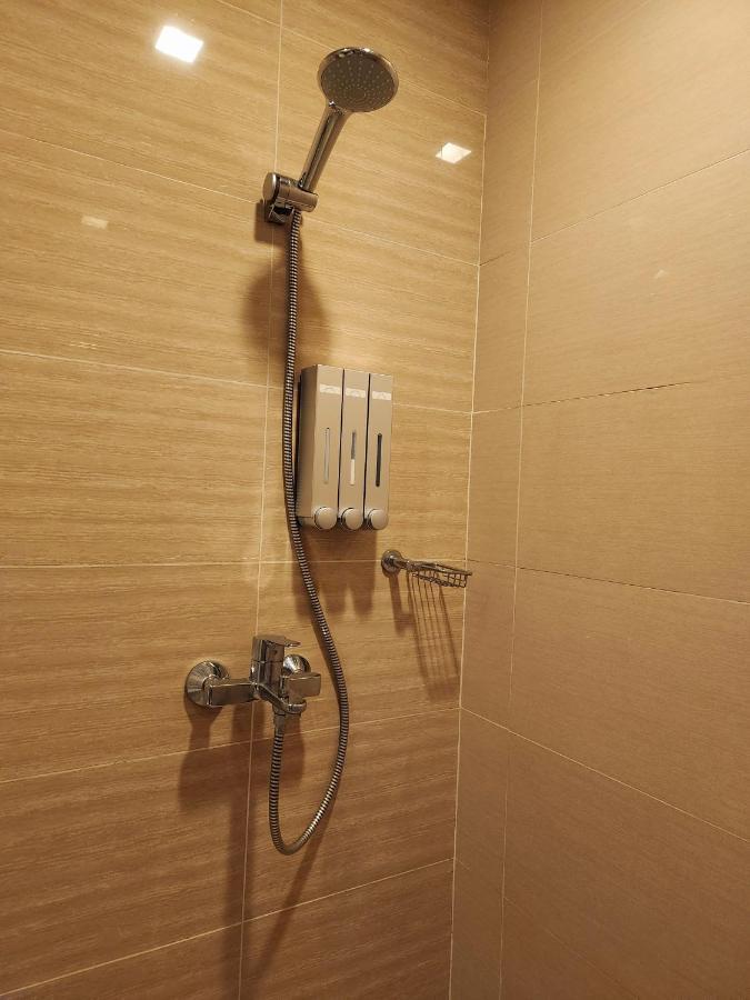 Apartment Spacious Unit At Uptown Parksuites Across Uptown Mall And Mitsukoshi Mall Free Parking With Washer *