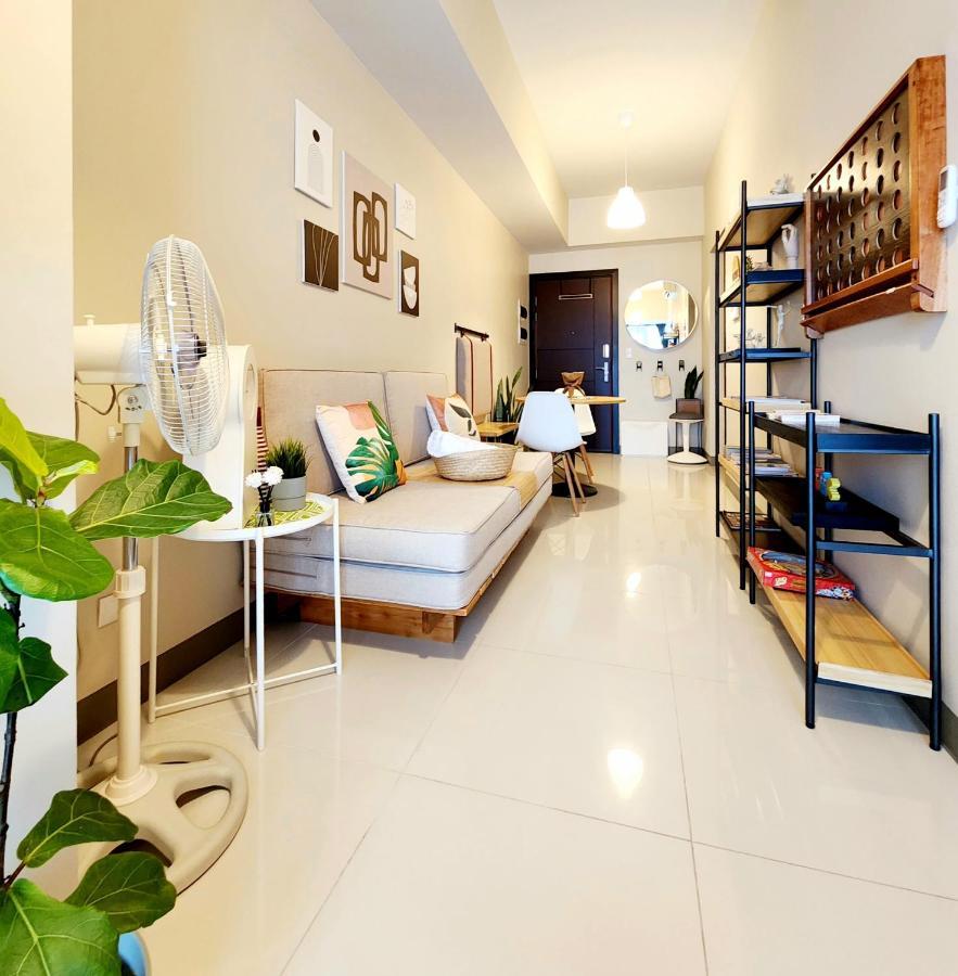 Spacious Unit At Uptown Parksuites Across Uptown Mall And Mitsukoshi Mall Free Parking With Washer *