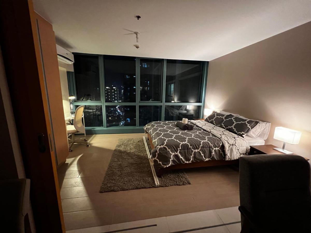 1 Bedroom Uptown Bgc Across Uptown Mall Apartment *