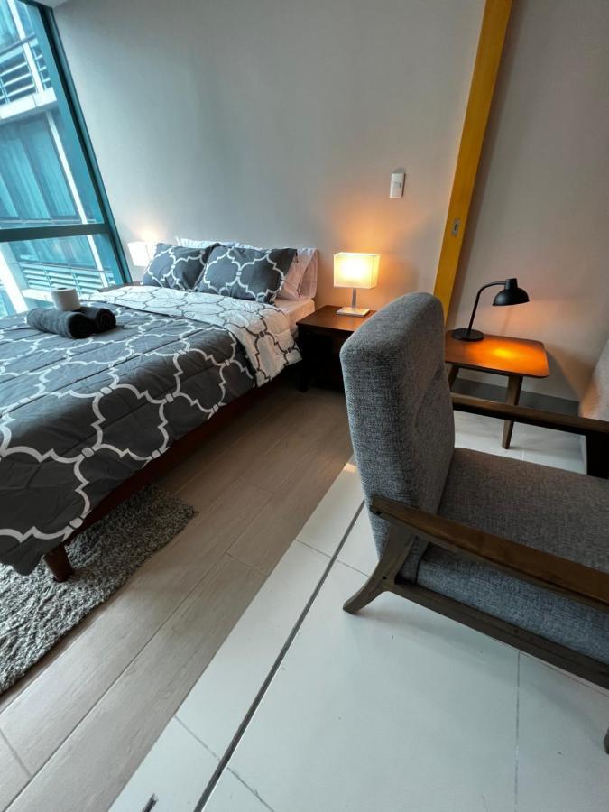 1 Bedroom Uptown Bgc Across Uptown Mall *