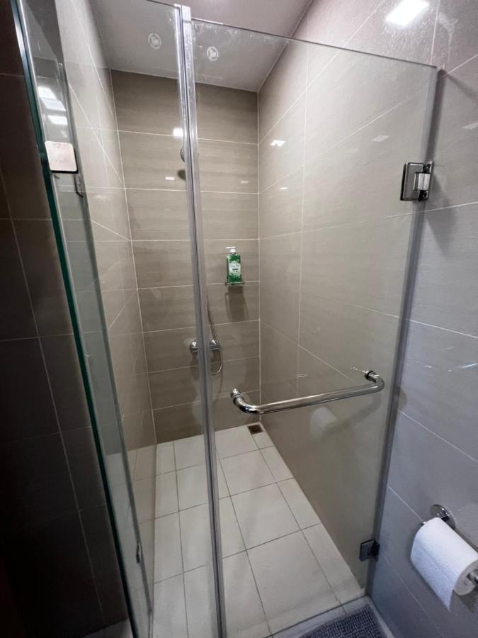 1 Bedroom Uptown Bgc Across Uptown Mall *