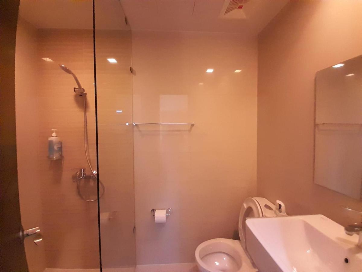 1 Bedroom Uptown Bgc With Balcony *
