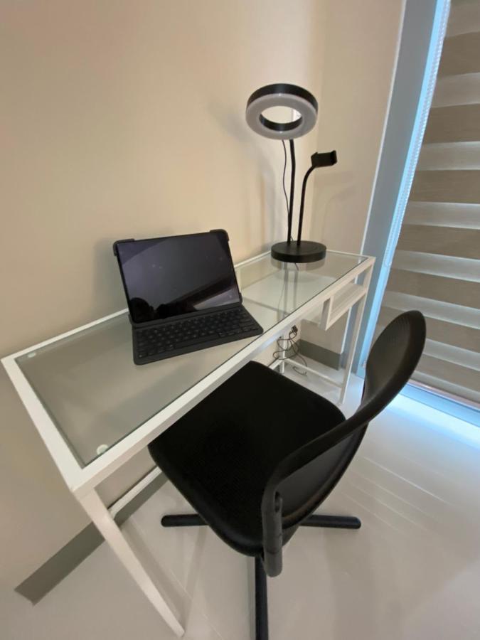 1 Bedroom Uptown Bgc With Balcony