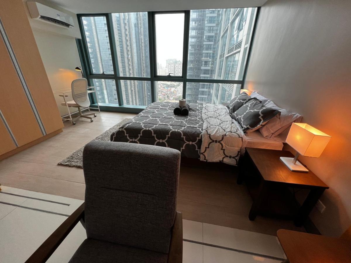 1 Bedroom Uptown Bgc Across Uptown Mall Apartment