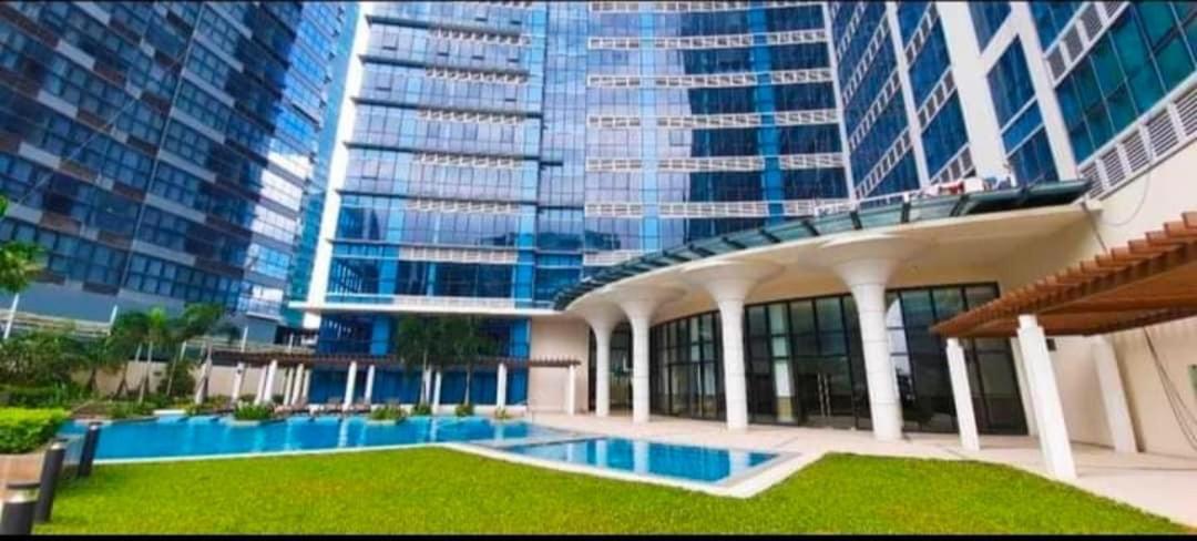 1 Bedroom Uptown Bgc Across Uptown Mall Apartment