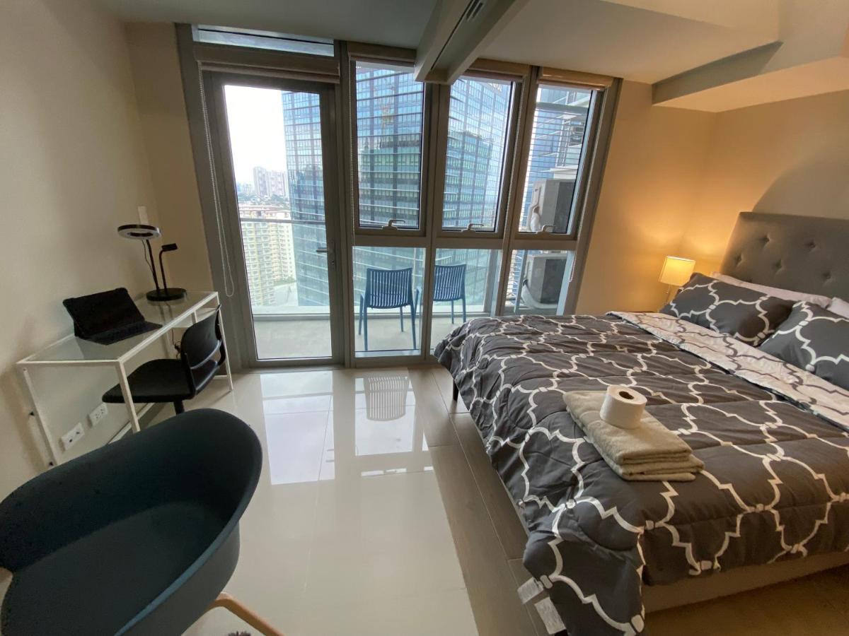 1 Bedroom Uptown Bgc With Balcony