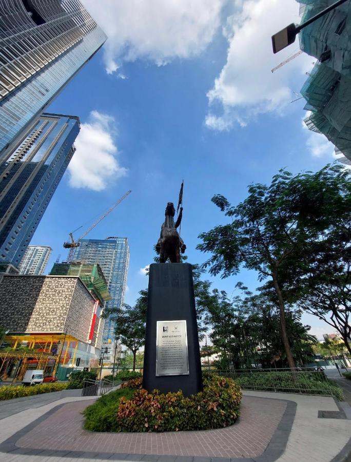 Apartment 1 Bedroom Uptown Bgc With Balcony