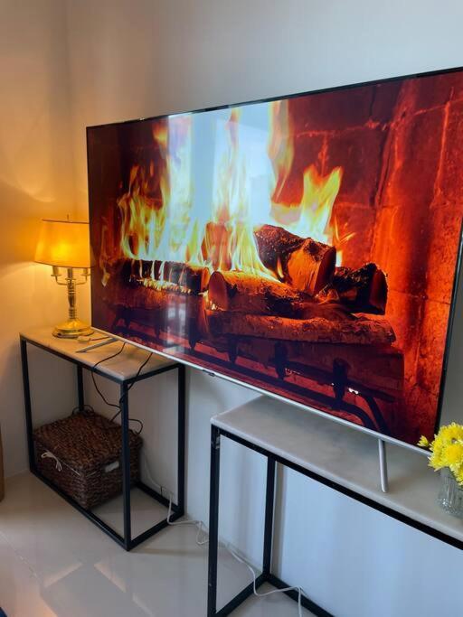 Beautiful 1br Balcony W/65uhdtv Wifi Netflix, Pool Apartment *