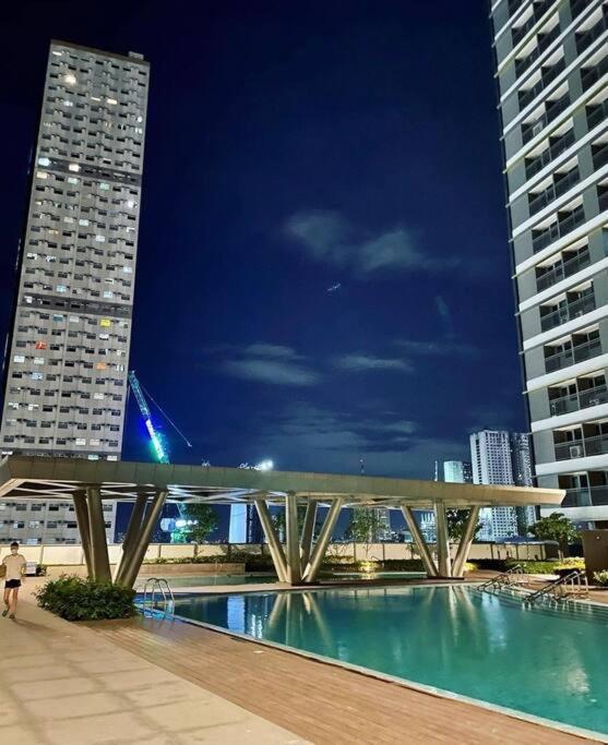 Beautiful 1br Balcony W/65uhdtv Wifi Netflix, Pool Apartment Manila