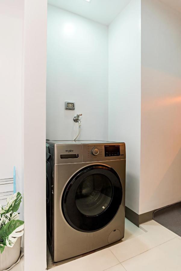 1br In Uptown Bgc *