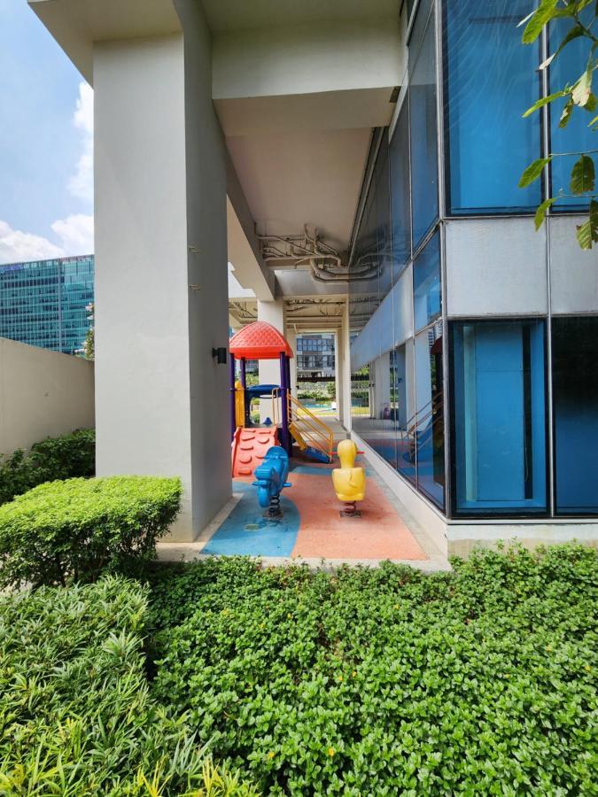 Spacious Unit At Uptown Parksuites Across Uptown Mall And Mitsukoshi Mall Free Parking With Washer Apartment *