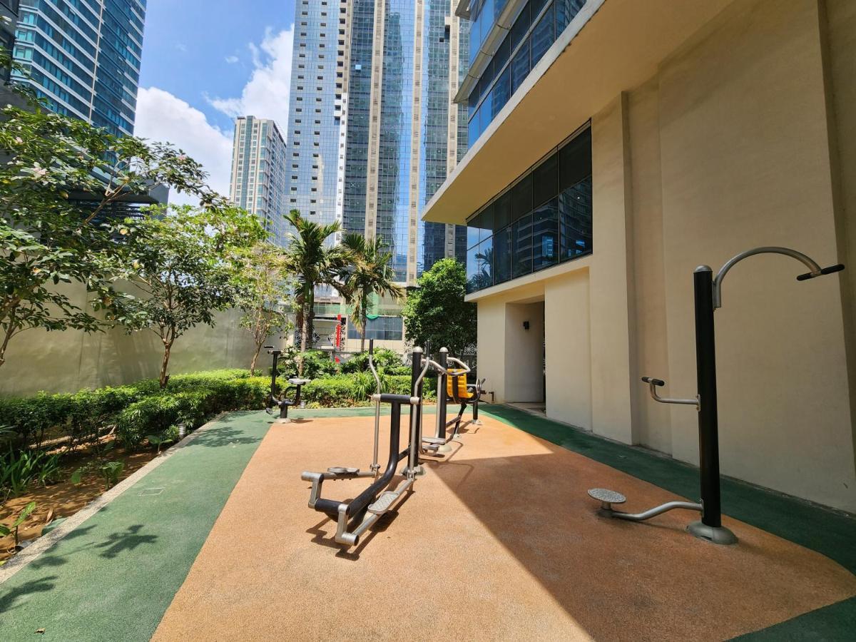 Spacious Unit At Uptown Parksuites Across Uptown Mall And Mitsukoshi Mall Free Parking With Washer Manila