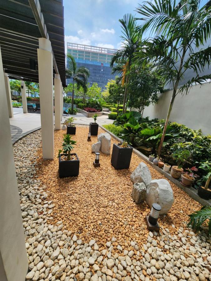 Spacious Unit At Uptown Parksuites Across Uptown Mall And Mitsukoshi Mall Free Parking With Washer *