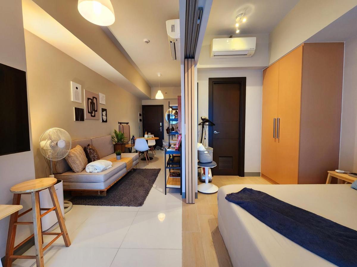 Spacious Unit At Uptown Parksuites Across Uptown Mall And Mitsukoshi Mall Free Parking With Washer