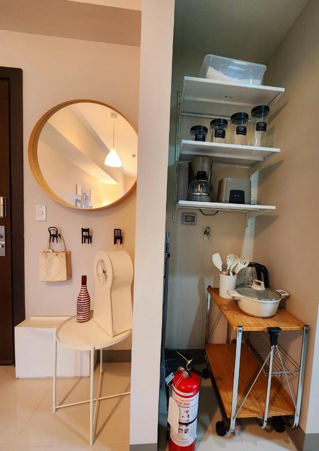 Spacious Unit At Uptown Parksuites Across Uptown Mall And Mitsukoshi Mall Free Parking With Washer Apartment Manila
