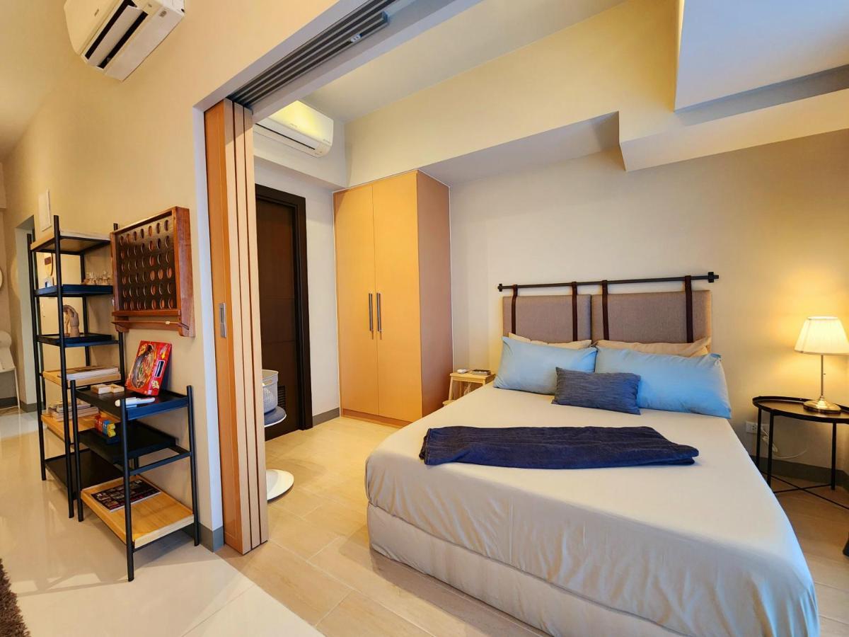 Spacious Unit At Uptown Parksuites Across Uptown Mall And Mitsukoshi Mall Free Parking With Washer Apartment