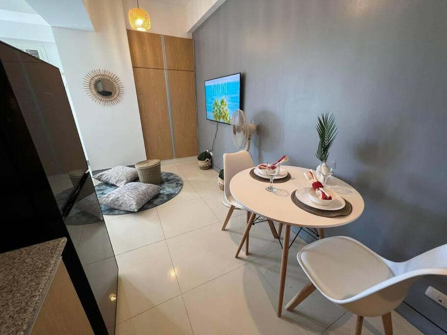 Chic And Cozy Viceroy Residences Taguig *