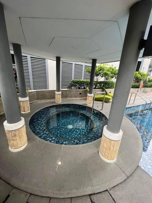 Chic And Cozy Viceroy Residences Taguig *