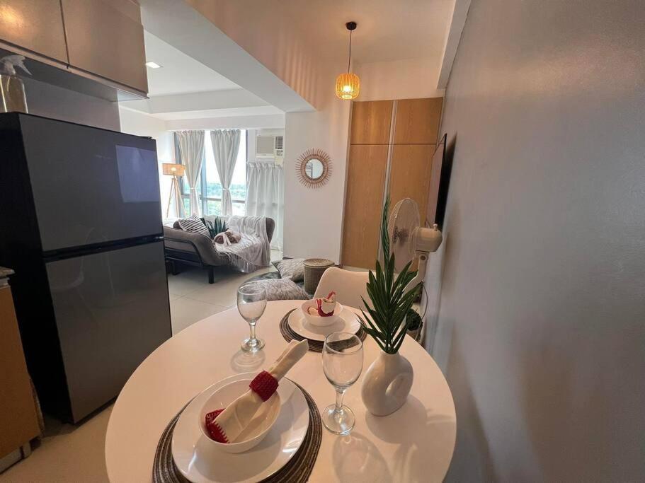 Chic And Cozy Viceroy Residences Taguig Apartment