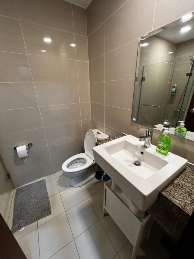 1 Bedroom Uptown Bgc Across Uptown Mall Apartment *