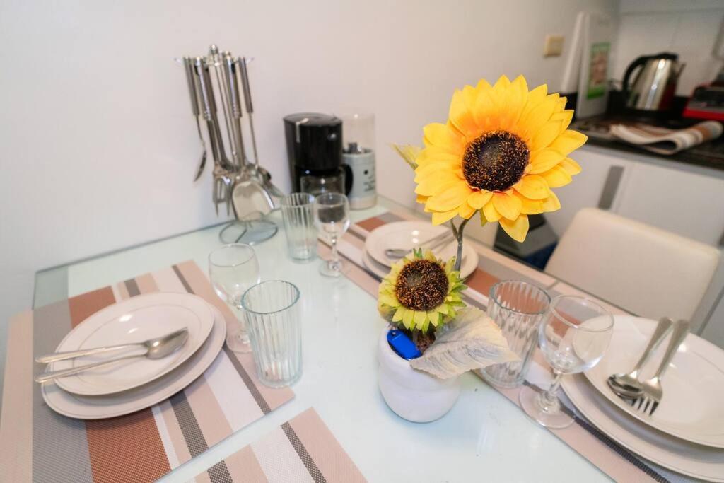 Apartment A2j Executive 1br Near Venice Mall Bgc