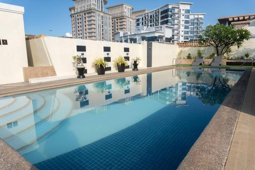 A2j Executive 1br Near Venice Mall Bgc