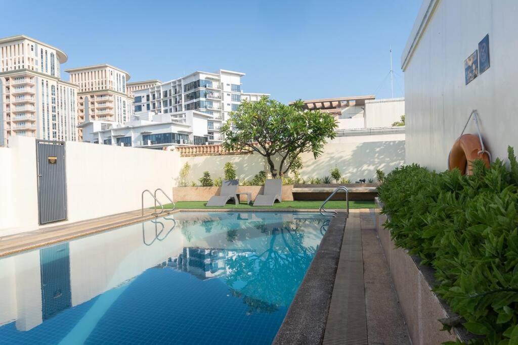 Apartment A2j Executive 1br Near Venice Mall Bgc *
