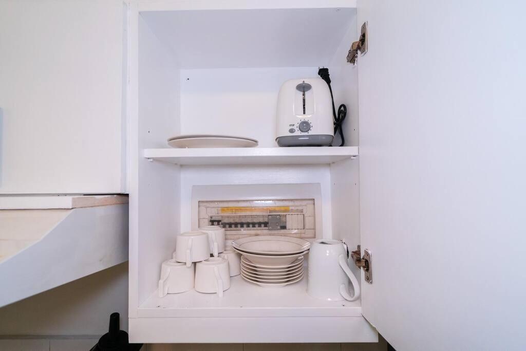 A2j Executive 1br Near Venice Mall Bgc Apartment Manila
