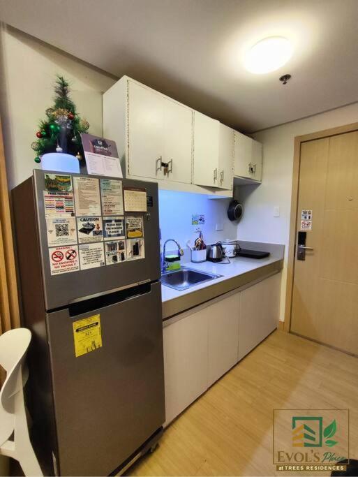 Trees Residences Staycation Evol's Place *
