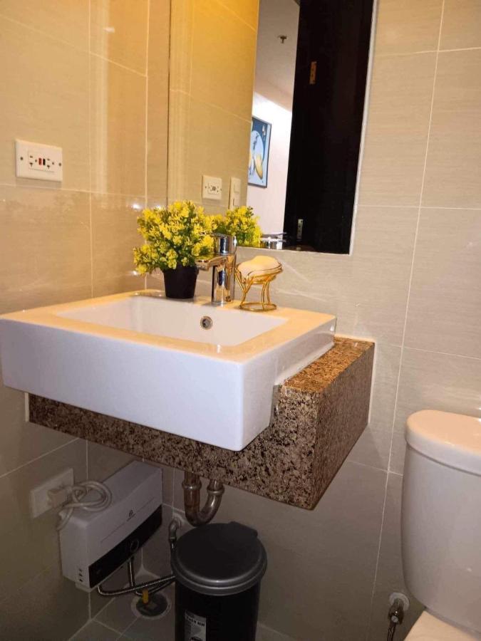 Building 81 Newport Boulevard Apartment Manila
