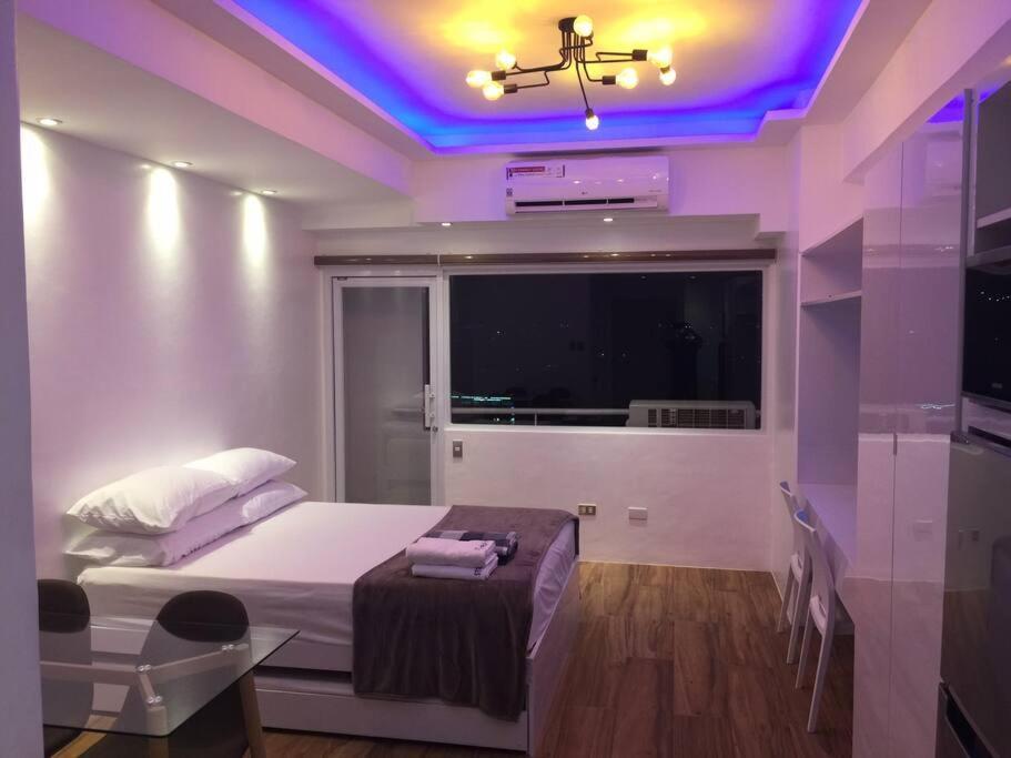 Cozy35sqm W Parking Balcony Wifi/netflix Near Mall Manila