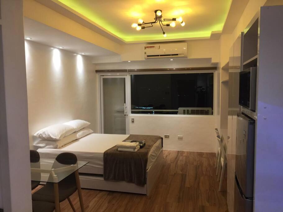 Apartment Cozy35sqm W Parking Balcony Wifi/netflix Near Mall Manila