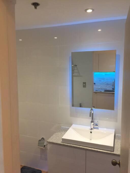 Cozy35sqm W Parking Balcony Wifi/netflix Near Mall Apartment *
