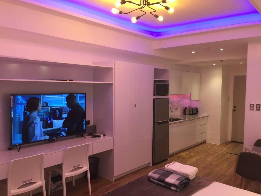 Apartment Cozy35sqm W Parking Balcony Wifi/netflix Near Mall Manila